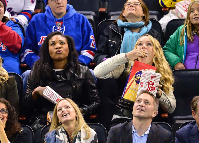 2014-1101-Serena-Williams-Caroline-Wozniacki-popcorn.jpg